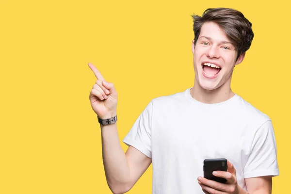Jonge Man Met Smartphone Geïsoleerde Achtergrond Erg Blij Met Hand — Stockfoto