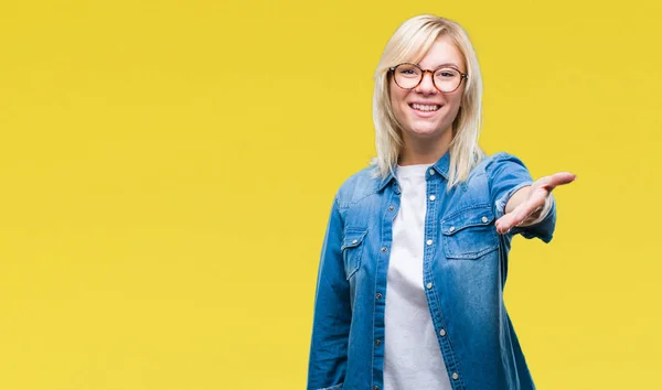 Joven Hermosa Mujer Rubia Con Gafas Sobre Fondo Aislado Sonriendo —  Fotos de Stock