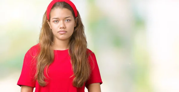 Młoda Piękna Brunetka Kobieta Noszenie Shirt Czerwony Białym Tle Poważną — Zdjęcie stockowe