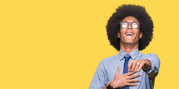 Joven Hombre Negocios Afroamericano Con Cabello Afro Usando Gafas Riéndose —  Fotos de Stock