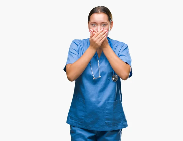 Joven Mujer Médica Caucásica Vistiendo Uniforme Médico Sobre Fondo Aislado —  Fotos de Stock