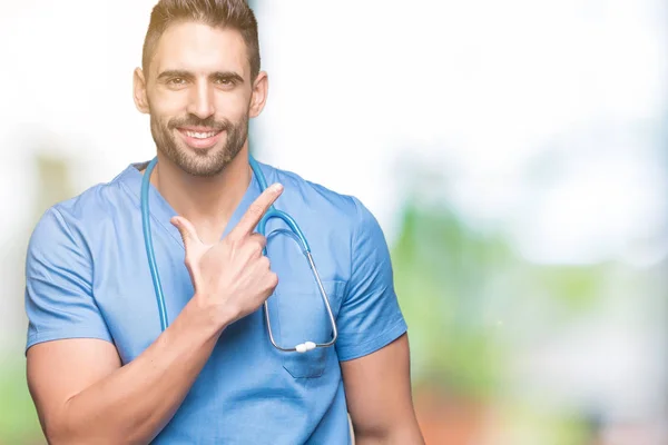 Knappe Jonge Dokter Chirurg Man Geïsoleerde Achtergrond Vrolijke Met Een — Stockfoto