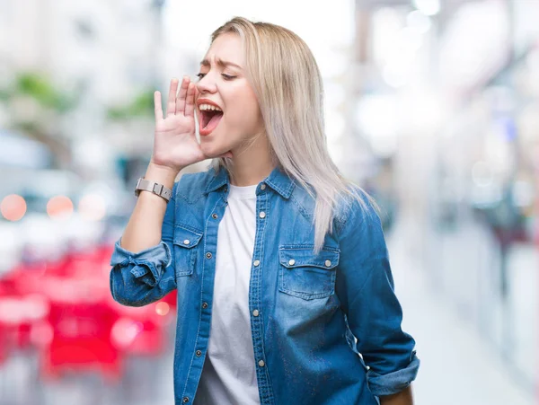 Giovane Donna Bionda Sfondo Isolato Urlando Urlando Forte Lato Con — Foto Stock