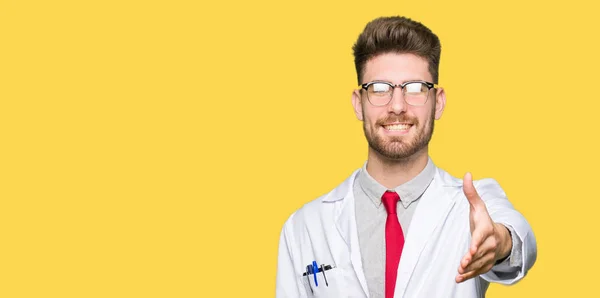 Jovem Cientista Bonito Homem Usando Óculos Sorrindo Amigável Oferecendo Aperto — Fotografia de Stock