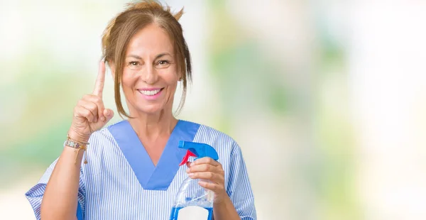 Brünette Putzfrau Mittleren Alters Hausarbeit Uniform Vor Isoliertem Hintergrund Überrascht — Stockfoto