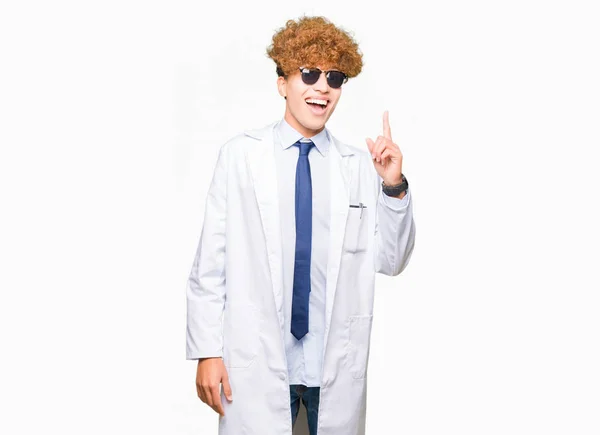 Mladý Pohledný Vědec Muž Profesionální Kabát Brýle Ukazující Prst Úspěšným — Stock fotografie