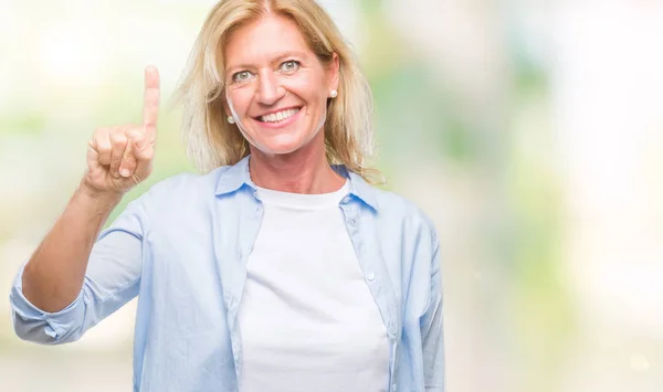 Blonde Vrouw Van Middelbare Leeftijd Geïsoleerde Achtergrond Tonen Omhoog Met — Stockfoto