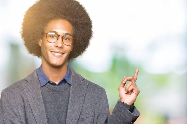 Unga Afroamerikanska Affärsman Med Afrohår Som Bär Glasögon Med Ett — Stockfoto