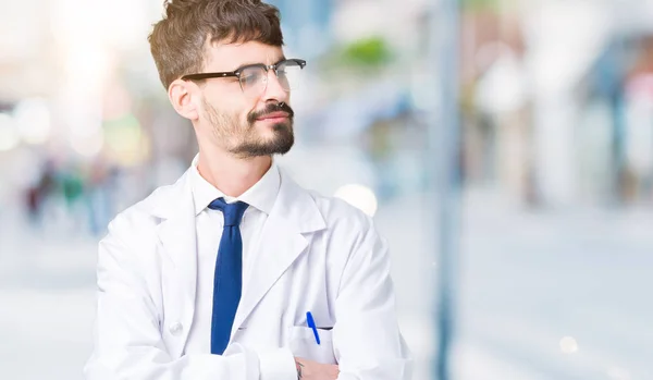 Jonge Professionele Wetenschapper Man Dragen Witte Vacht Geïsoleerd Achtergrond Glimlachend — Stockfoto