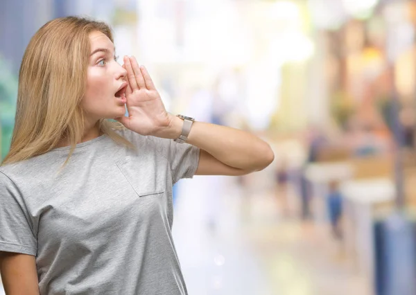 Mulher Caucasiana Jovem Sobre Fundo Isolado Gritando Gritando Alto Para — Fotografia de Stock