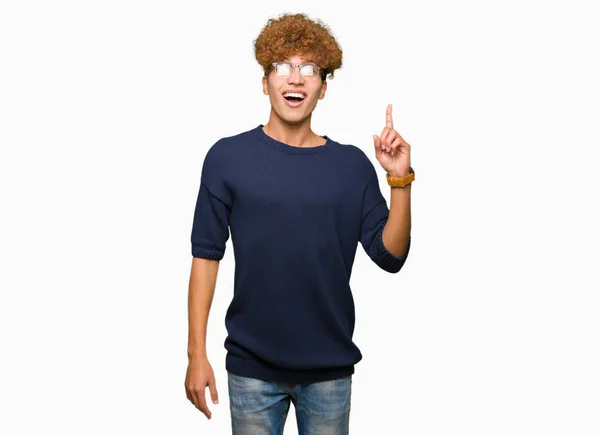 Ung Vacker Man Med Afro Bär Glasögon Pekande Finger Upp — Stockfoto