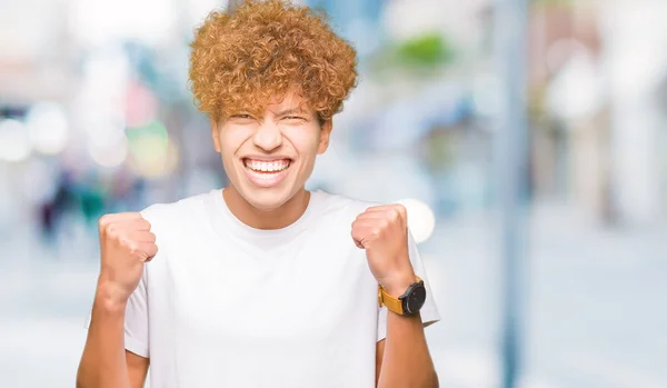 Ung Vacker Man Med Afro Hår Bär Casual Vit Shirt — Stockfoto