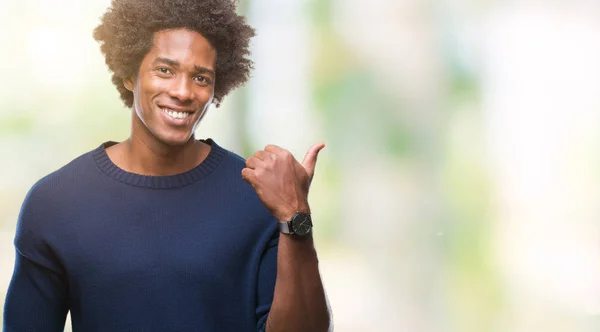 Afro Amerikansk Man Över Isolerade Bakgrund Leende Med Glada Ansikte — Stockfoto