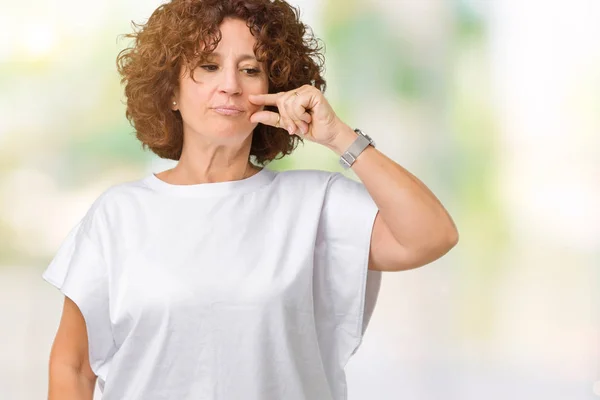 Hermosa Mujer Mediana Edad Ager Vistiendo Camiseta Blanca Sobre Boca — Foto de Stock