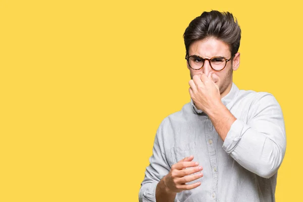 Joven Hombre Guapo Con Gafas Sobre Fondo Aislado Oliendo Algo —  Fotos de Stock