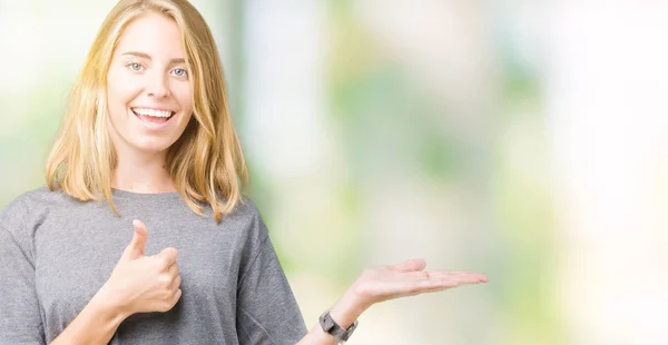 Hermosa Mujer Joven Con Una Camiseta Informal Gran Tamaño Sobre —  Fotos de Stock