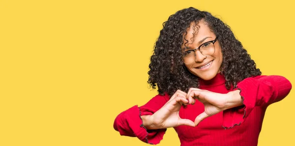 Joven Hermosa Mujer Con Pelo Rizado Con Gafas Sonriendo Amor —  Fotos de Stock