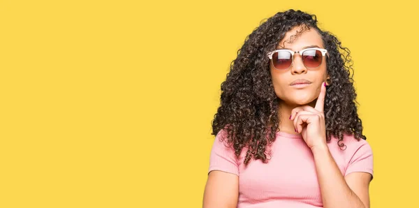 Mulher Bonita Nova Com Cabelo Encaracolado Usando Óculos Sol Rosa — Fotografia de Stock