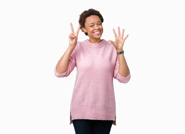 美丽的年轻非洲裔美国女人在孤立的背景显示和指向用手指数字 而微笑着自信和快乐 — 图库照片