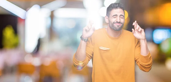 Joven Hombre Guapo Sobre Fondo Aislado Sonriendo Cruzando Los Dedos — Foto de Stock