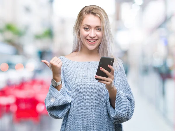 Joven Mujer Rubia Enviando Mensajes Texto Utilizando Teléfono Inteligente Sobre —  Fotos de Stock
