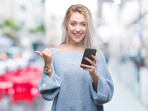 Giovane Donna Bionda Che Invia Messaggi Testo Utilizzando Smartphone Sfondo — Foto Stock