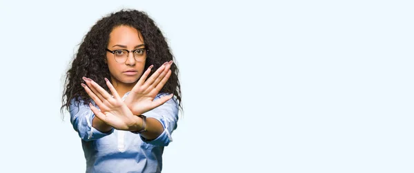 Junge Schöne Business Girl Mit Lockigem Haar Trägt Brille Ablehnung — Stockfoto