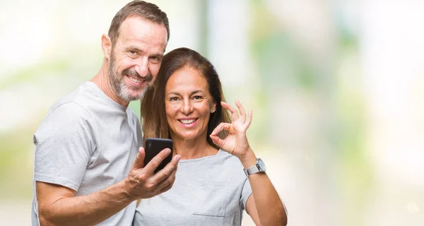 Medelåldern Spansktalande Par Sms Meddelande Smartphone Ver Isolerade Bakgrund Gör — Stockfoto