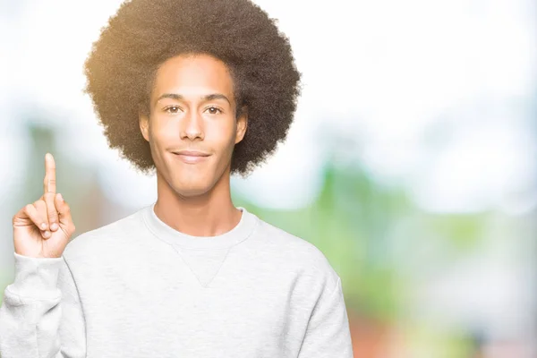 Unga Afroamerikanska Man Med Afro Hår Iklädd Sportig Tröja Visar — Stockfoto