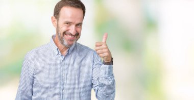 Yakışıklı orta yaş hareketi el ile mutlu yaşasın yapıyor izole arka plan üzerinde zarif komuta sizde. Başarı gösteren kameraya bakarak ifade onaylama.