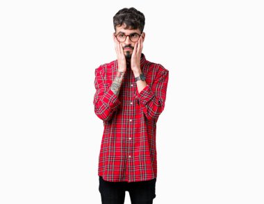 Yüz, depresyon ve üzüntü, kapsayan izole arka plan yorgun eller üzerinde gözlüklü genç yakışıklı adam üzgün ve sorun için tahriş