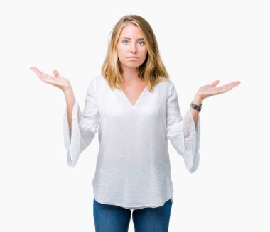 Güzel genç zarif kadın izole arka plan clueless ve şaşkın bir ifadeyle kollar ve eller kaldırdı. Şüphe kavramı.