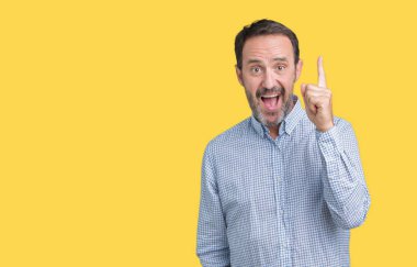 Yakışıklı orta yaş başarılı fikirle parmağı yukarıyı izole arka plan üzerinde zarif komuta sizde. Çıktıktan ve mutlu. Bir numara.