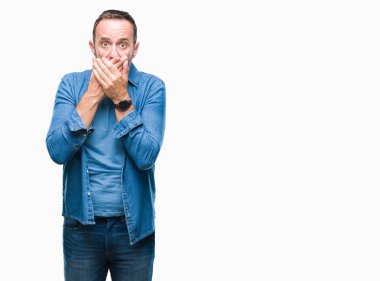 Orta yaş üzerinde izole arka plan ağız hata için elleriyle kapsayan şok ağarmış komuta sizde. Gizli kavramı.