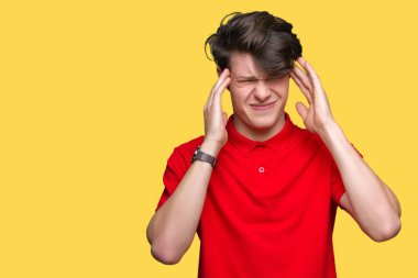 Genç yakışıklı adam giyen kırmızı t-shirt çünkü umutsuz ve stresli baş ağrısı acı izole arka plan üzerinde ağrı ve migren. Ellerini kafasına.