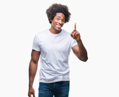 Başarılı fikirle parmağı yukarıyı izole arka plan üzerinde Afro Amerikalı adam. Çıktıktan ve mutlu. Bir numara.