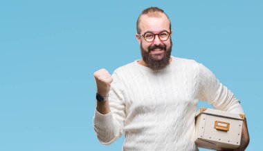 Gözlük, Genç hipster adam duygu tezahürat gurur çığlık ve zafer ve başarı çok heyecanlı, kutluyor izole arka plan üzerinde tutarak hareket kutusu taşıma