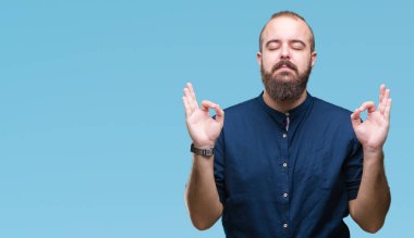 Genç beyaz hipster adam izole arka plan üzerinde dinlenmek ve gülümseyen gözlerle parmak ile meditasyon jest yapıyor kapalı. Yoga kavramı.