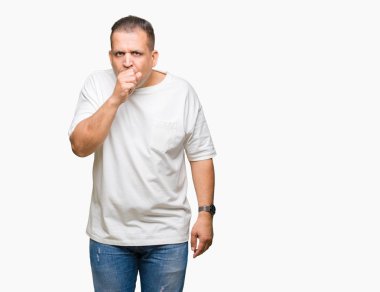 Orta yaş Arap adam wearig t-shirt duygu hasta ve soğuk veya bronşit için semptom olarak öksürük izole arka plan üzerinde beyaz. Sağlık kavramı.