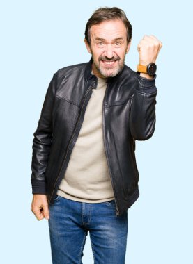 Siyah deri ceketli öfkeli ve sinirli sinirli ve öfke ile bağırarak süre öfkeli yumruk yükselterek orta yaş yakışıklı adam. Öfke ve agresif kavramı.