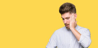 Genç yakışıklı adam arıyorsunuz seyretmek zaman endişeli, geç korkuyor