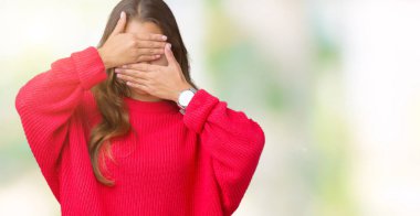 İzole arka plan kaplaması gözler ve ağız el ile üzerinden kırmızı kış kazak giyen genç güzel esmer kadın şaşırttı ve şok. Duygu gizleme