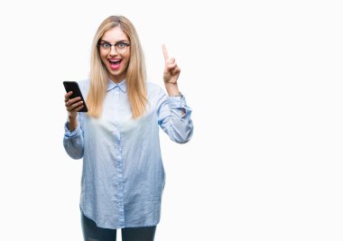 Genç güzel sarışın iş kadını Smartphone izole arka bir fikir ya da soru işaret parmağı gülen yüz, bir numara ile sürpriz üzerinde kullanma