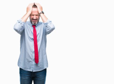 Orta yaş ağarmış üst düzey iş adam giyen kırmızı kravat çünkü umutsuz ve stresli baş ağrısı acı izole arka plan üzerinde ağrı ve migren. Ellerini kafasına.