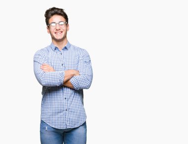 Yakışıklı delikanlı üzerinde gözlük takan mutlu yüz ile gülümseyerek kameraya seyir silah geçti arka plan izole. Olumlu bir kişi.