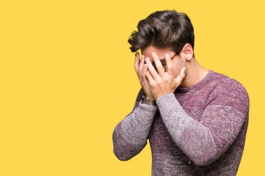 Üzgün ifade yüz eller ile ağlayarak süre kapsayan ile izole arka plan üzerinde gözlük takan yakışıklı delikanlı. Depresyon kavramı.