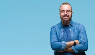 İzole arka plan mutlu yüz ile gülümseyen üzerinde gözlük takan Genç beyaz hipster adam kameraya seyir silah geçti. Olumlu bir kişi.