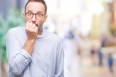 Orta yaş stresli ve gergin ile izole arka plan üzerinde gözlük takan ağarmış komuta sizde tırnak ısırma dudaklarından eller. Anksiyete sorunu.