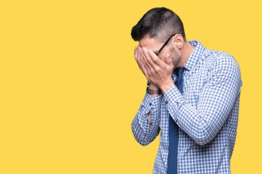 Üzgün ifade yüz eller ile ağlayarak süre kapsayan ile izole arka plan üzerinde gözlük takan genç iş adamı. Depresyon kavramı.