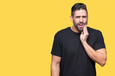 Yakışıklı delikanlı diş ağrısı veya dişlerde dişlerle ilgili hastalık nedeniyle ağız acı ifadesi ile el ile dokunmak izole arka plan üzerinde. Diş hekimi kavramı.